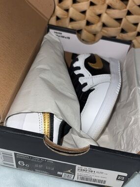 Baby Jordan 1 Low Alt 6c- White/Black/Gold